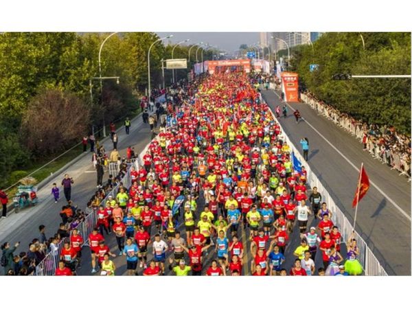 中鐵國投建設(shè)有限公司激情燃放長垣國際馬拉松賽場